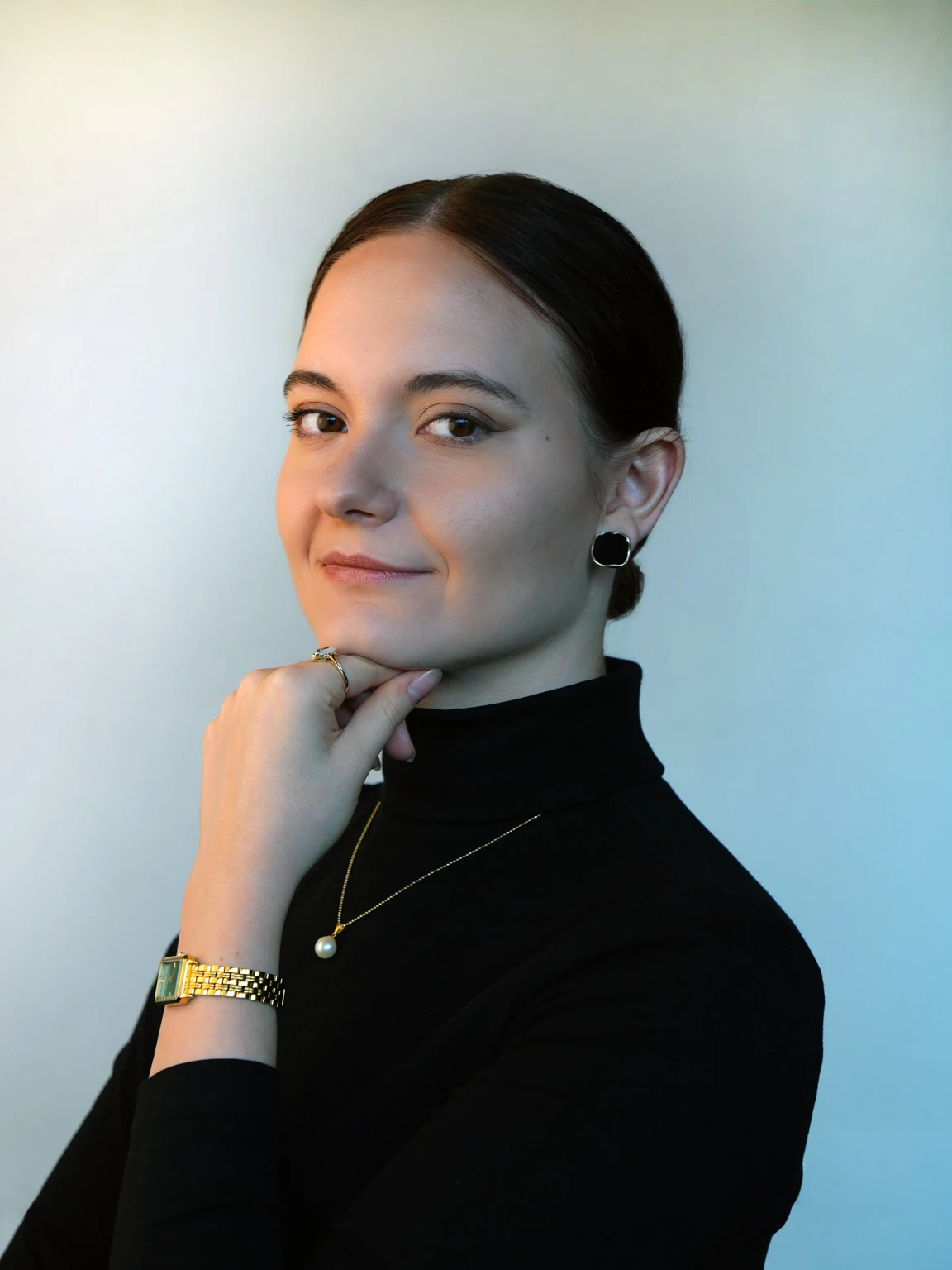 Justyna Batycka w czarnym golfie i marynarce